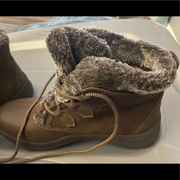 Brown baretraps winter boots - never worn! - Picture 2 of 2
